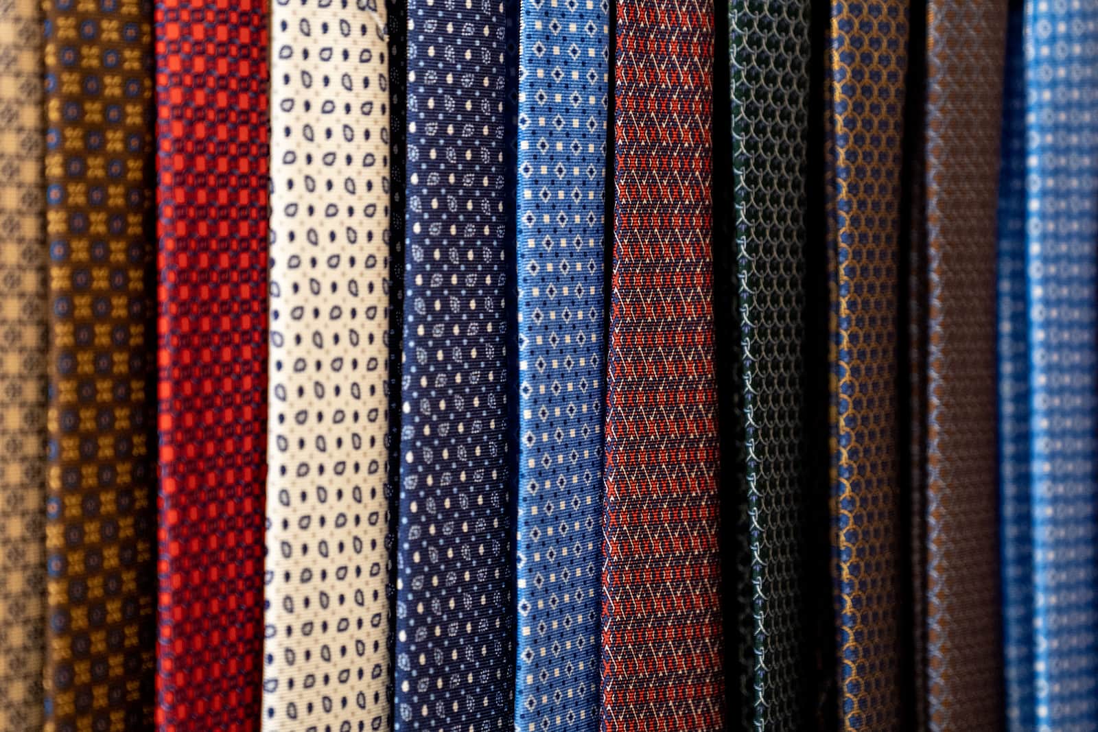italian-silk-ties-in-vertical-display-for-black-week-sale
